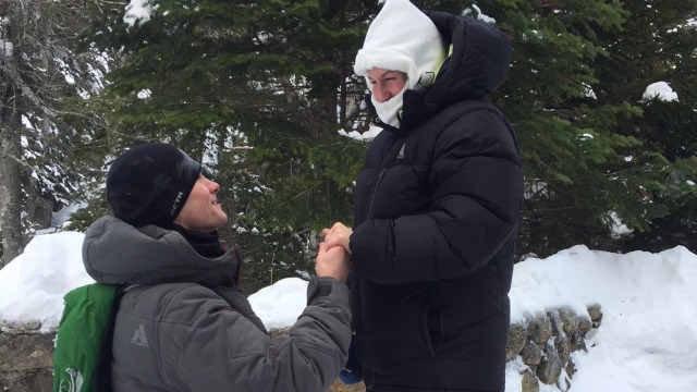 Aksi Melamar Di Luar Akal, Sampai Berhadiah 99 Iphone